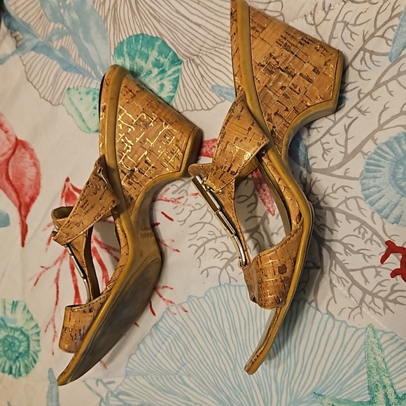 Gold Accented Sandal Sz 10 - Picture 2 of 4